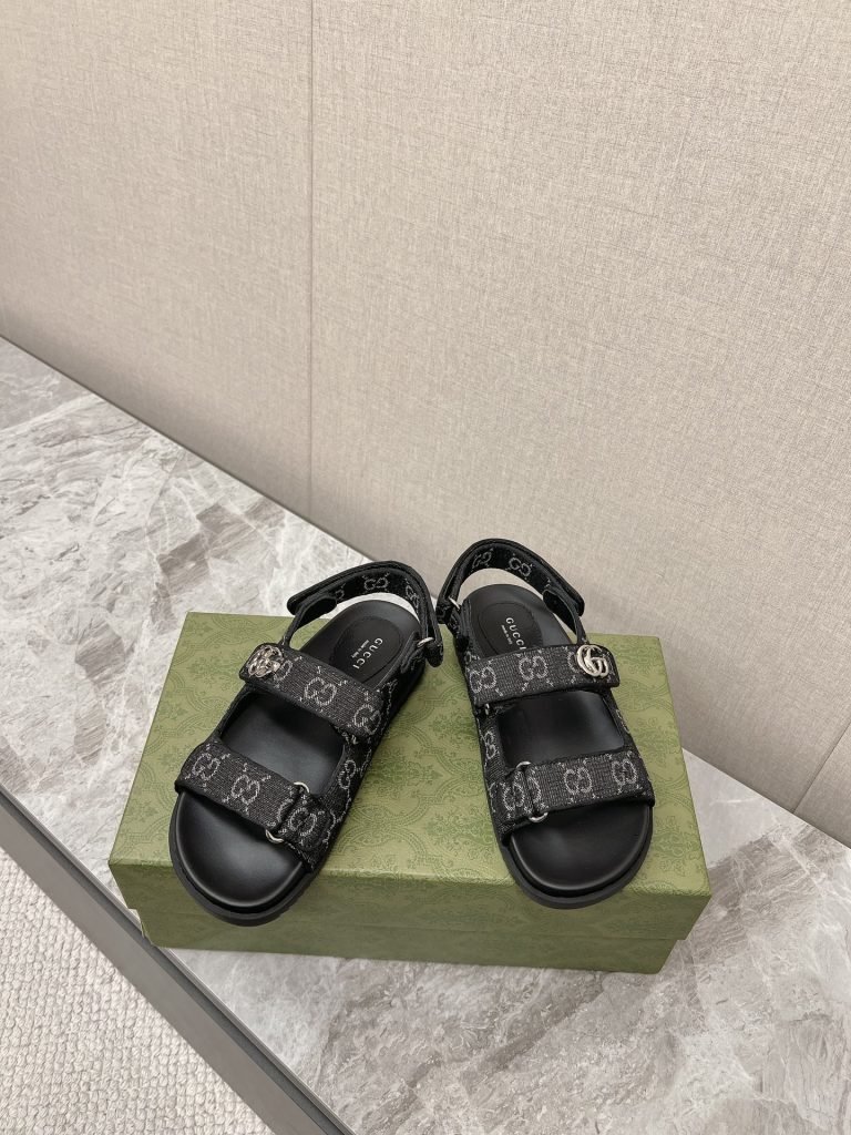 Gucci（グッチ）激安販売 n級品 カップルタイプビーチサンダル定番老布サンダル