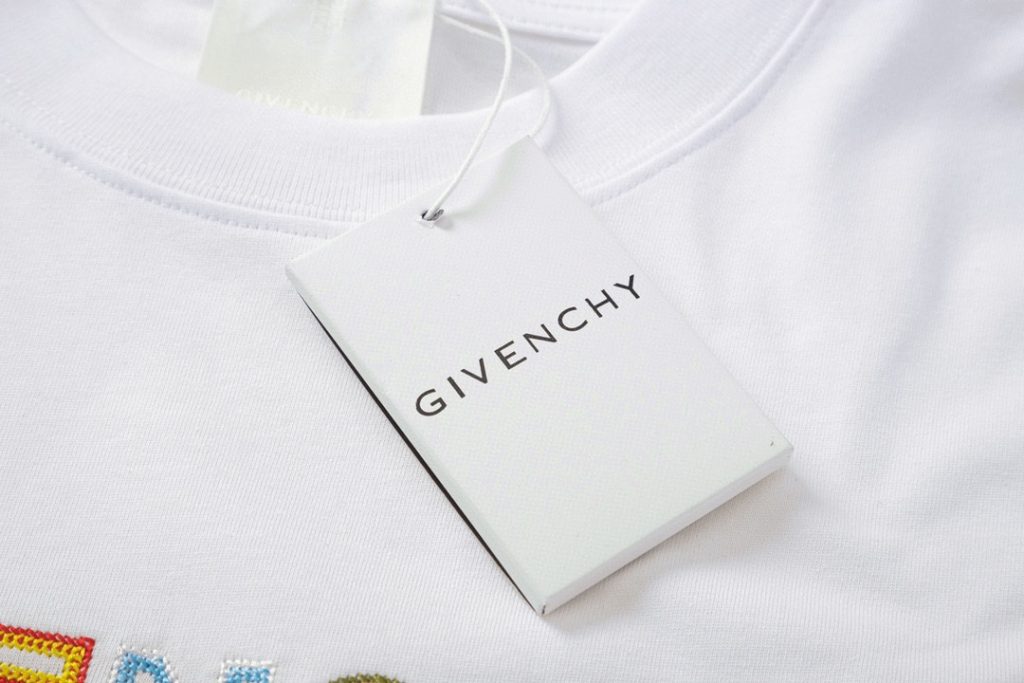 GIVENCHY(ジバンシイ) スーパーコピー 業界最高い品質  アルファベット刺繍半袖Tシャツ