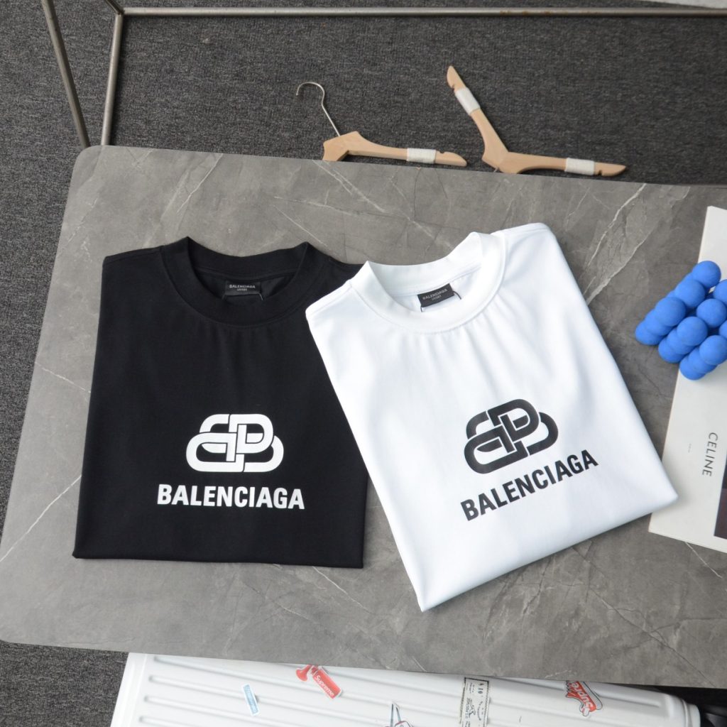 BALENCIAGA(バレンシアガ) n級品 定番ボタンプリントラウンドネック半袖Tシャツ 通販