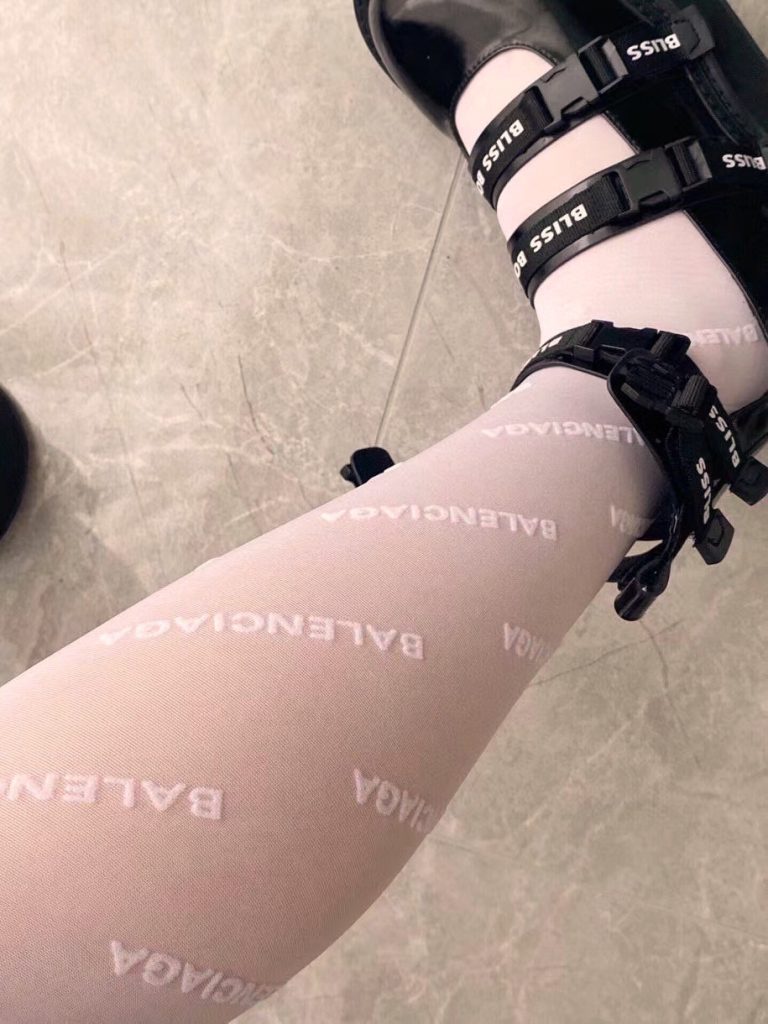BALENCIAGA(バレンシアガ) 定番フロッキング アルファベット柄ストッキング 