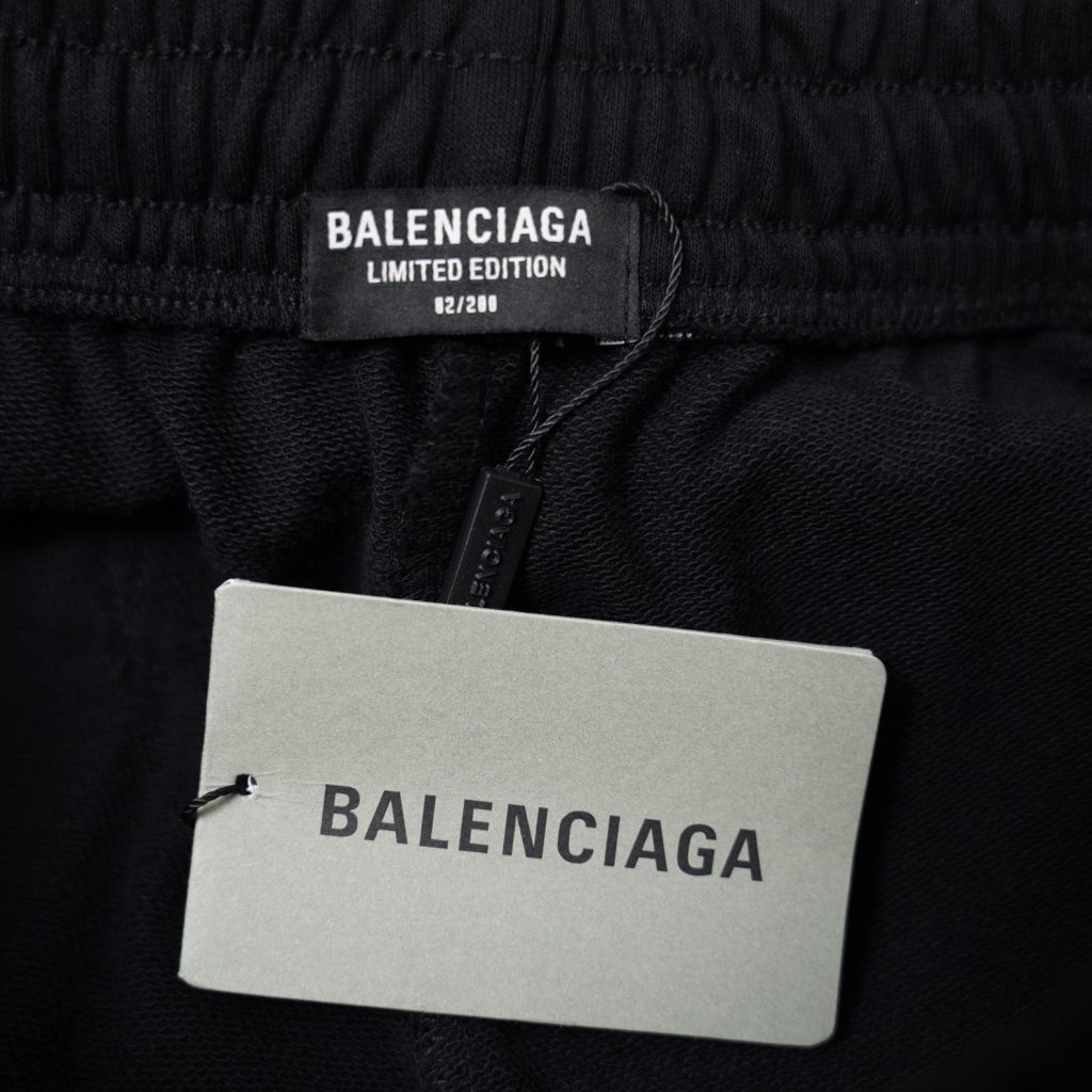 BALENCIAGA（バレンシアガ）  スーパーコピー 業界最高い品質 ロゴエンブレム刺しゅうショートパンツ
