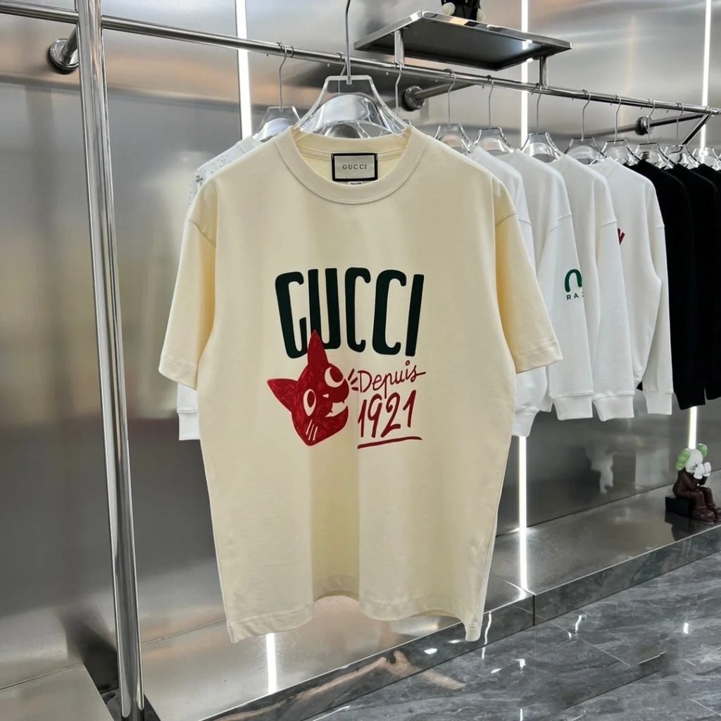 GUCCI (グッチ)  コピー  猫アルファベットプリント丸首半袖Tシャツ 激安通販