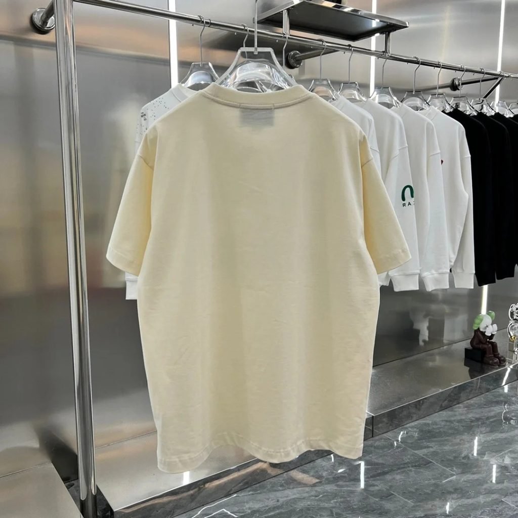 GUCCI (グッチ)  コピー  猫アルファベットプリント丸首半袖Tシャツ 激安通販