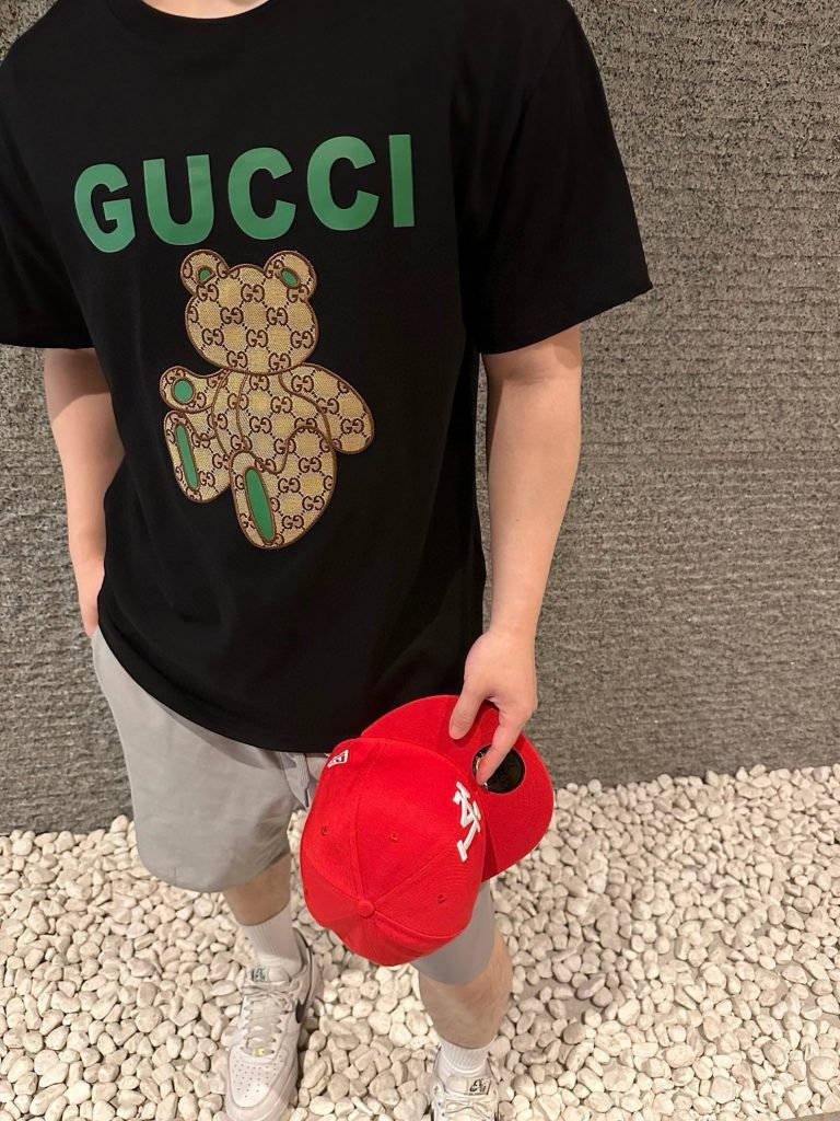 GUCCI (グッチ)  偽物 芸能人 刺繍丸首半袖Tシャツ