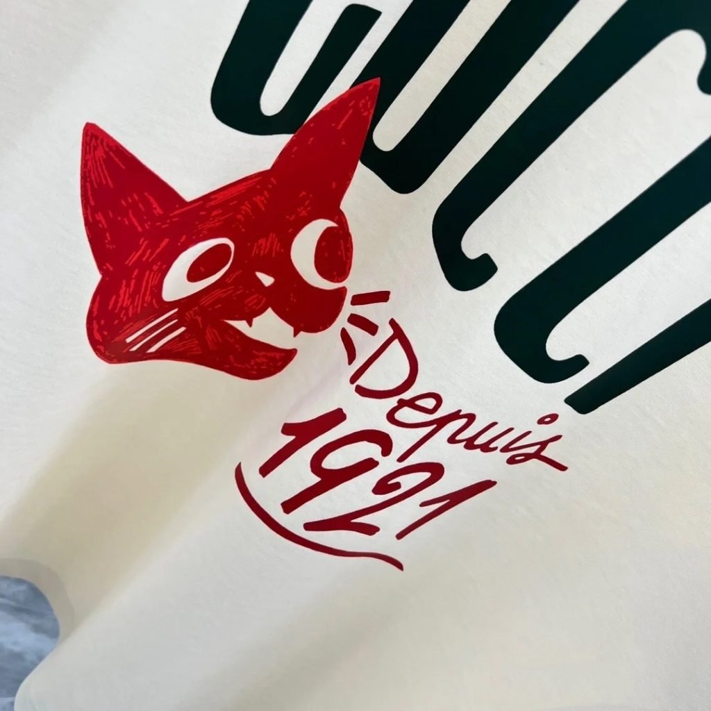 GUCCI (グッチ)  コピー  猫アルファベットプリント丸首半袖Tシャツ 激安通販