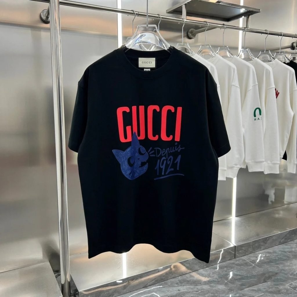 GUCCI (グッチ)  コピー  猫アルファベットプリント丸首半袖Tシャツ 激安通販