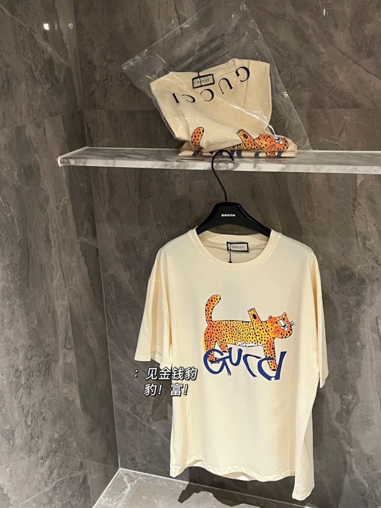 GUCCI (グッチ)  スーパーコピー 金豹プリントアルファベットタイプ半袖Tシャツ
