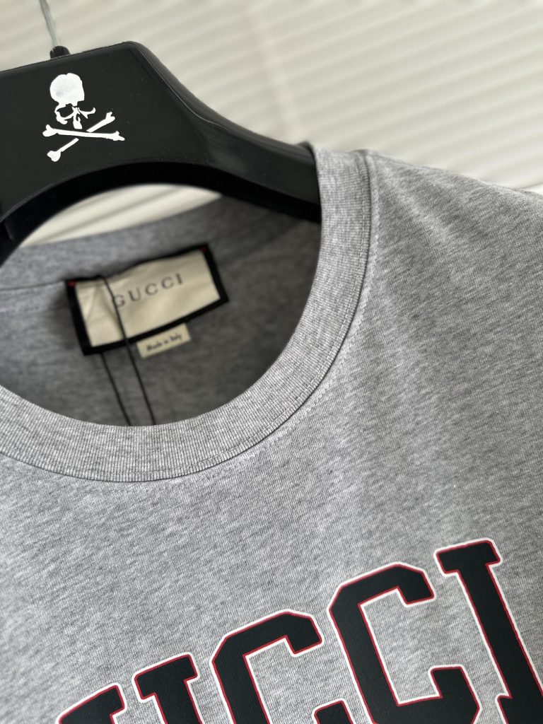 GUCCI (グッチ) 偽物 春夏限定タイプアルファベットグレーTシャツ 通販