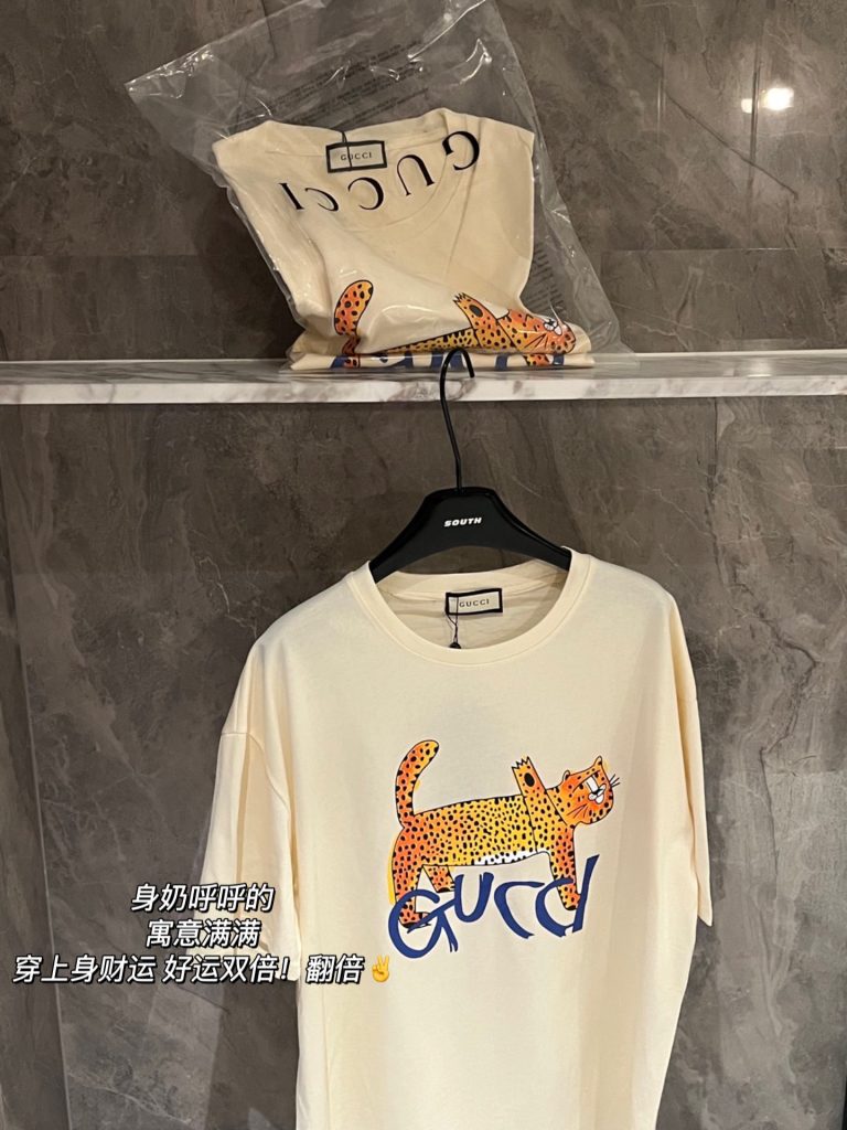 GUCCI (グッチ)  スーパーコピー 金豹プリントアルファベットタイプ半袖Tシャツ