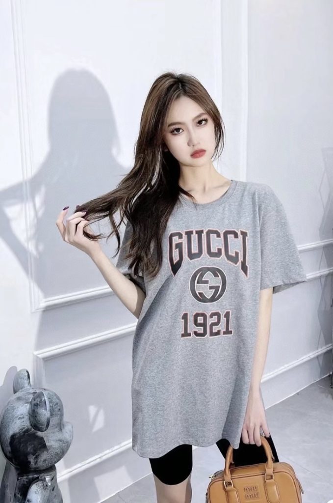 GUCCI (グッチ) 偽物 春夏限定タイプアルファベットグレーTシャツ 通販
