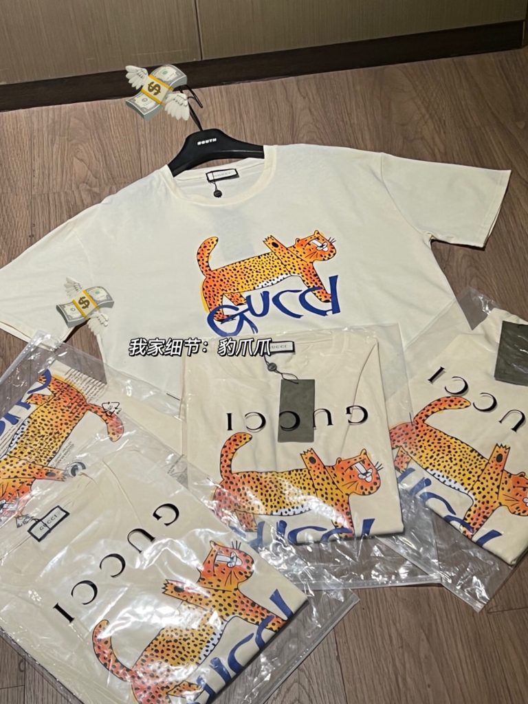 GUCCI (グッチ)  スーパーコピー 金豹プリントアルファベットタイプ半袖Tシャツ