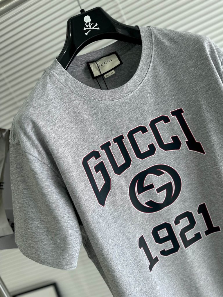 GUCCI (グッチ) 偽物 春夏限定タイプアルファベットグレーTシャツ 通販