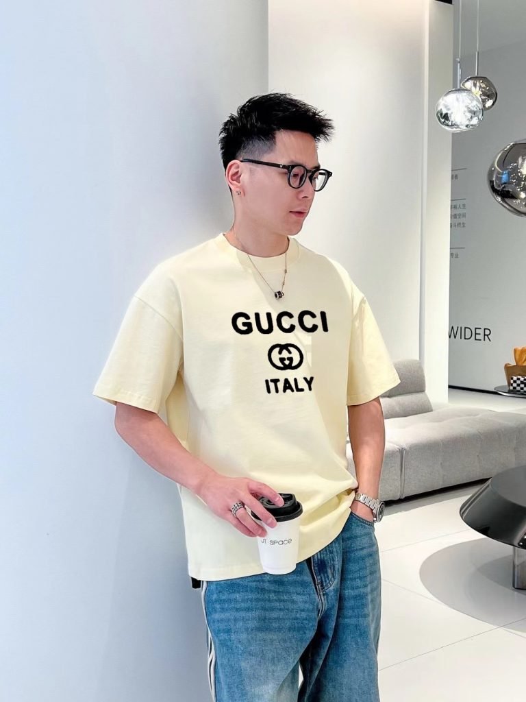 GUCCI (グッチ)  n級品 芸能人 アルファベットプリント二重仕立て半袖Tシャツ