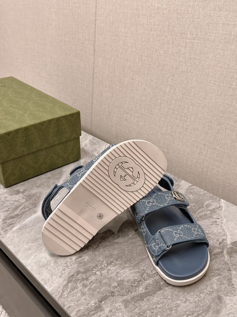 Gucci(グッチ)芸能人 スーパーコピー Gucciカップルタイプビーチサンダル~~定番老布サンダル