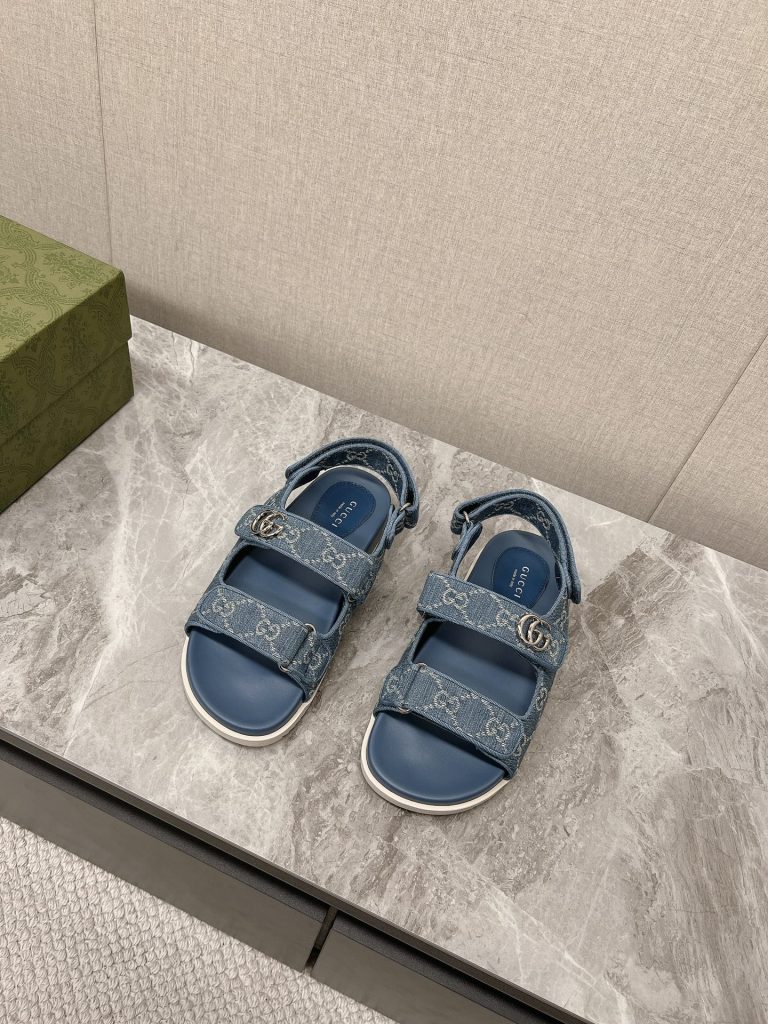 Gucci(グッチ)芸能人 スーパーコピー Gucciカップルタイプビーチサンダル~~定番老布サンダル