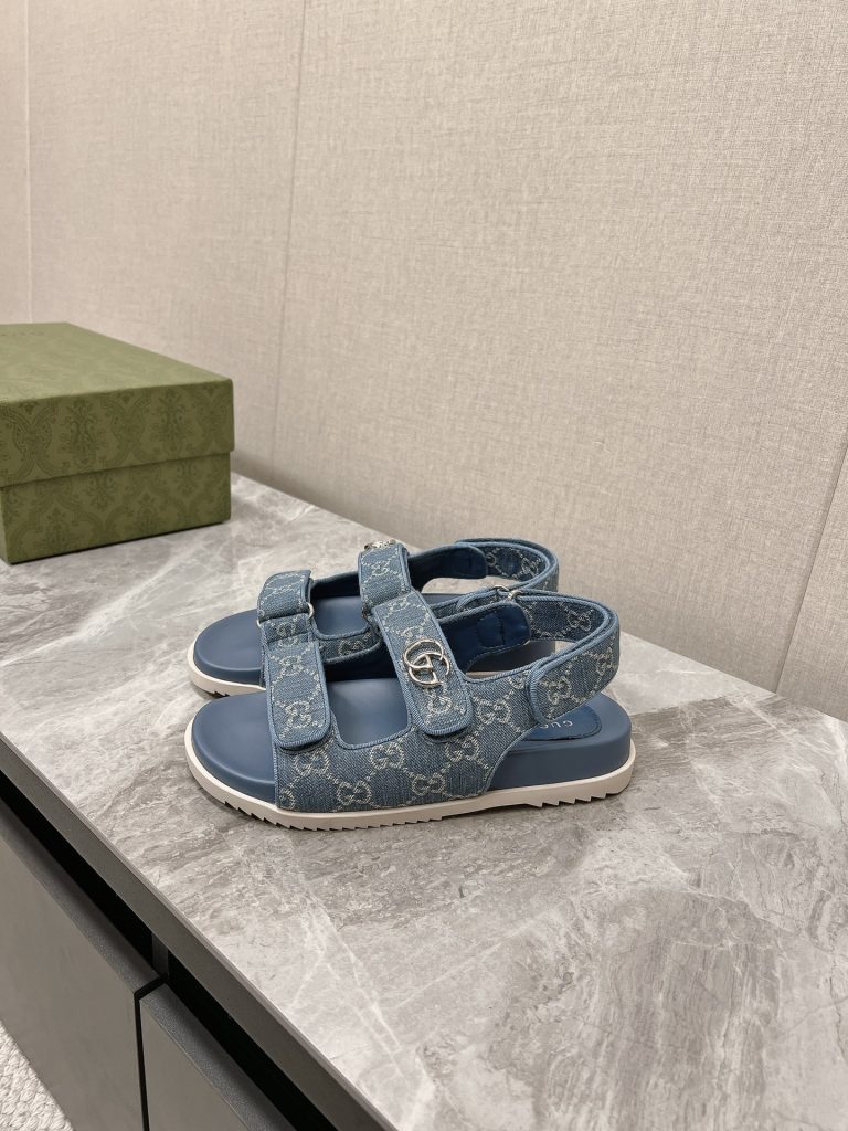 Gucci(グッチ)芸能人 スーパーコピー Gucciカップルタイプビーチサンダル~~定番老布サンダル