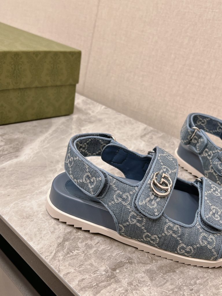 Gucci(グッチ)芸能人 スーパーコピー Gucciカップルタイプビーチサンダル~~定番老布サンダル