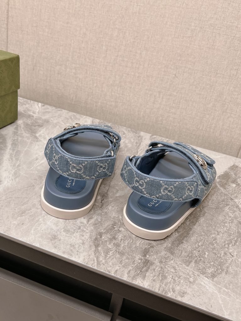 Gucci(グッチ)芸能人 スーパーコピー Gucciカップルタイプビーチサンダル~~定番老布サンダル