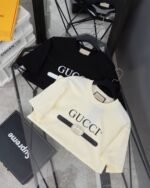 Gucci（グッチ） コピー 芸能人 ベルトロゴダブルgテーププリントラウンドネック半袖Tシャツ