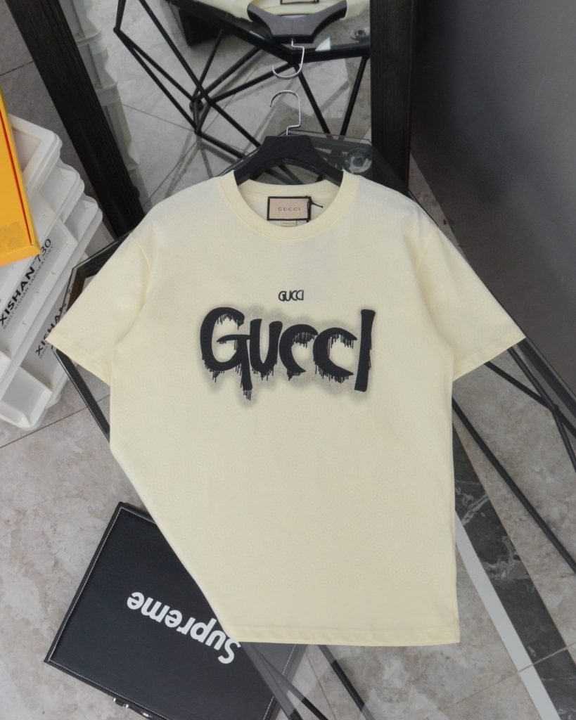 Gucci（グッチ） 芸能人コピー 新作落書きアルファベットロゴラウンドネック半袖Tシャツ 激安通販