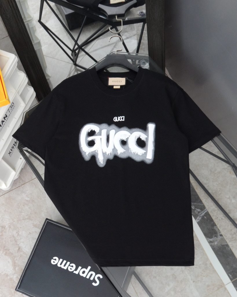 Gucci（グッチ） 芸能人コピー 新作落書きアルファベットロゴラウンドネック半袖Tシャツ 激安通販