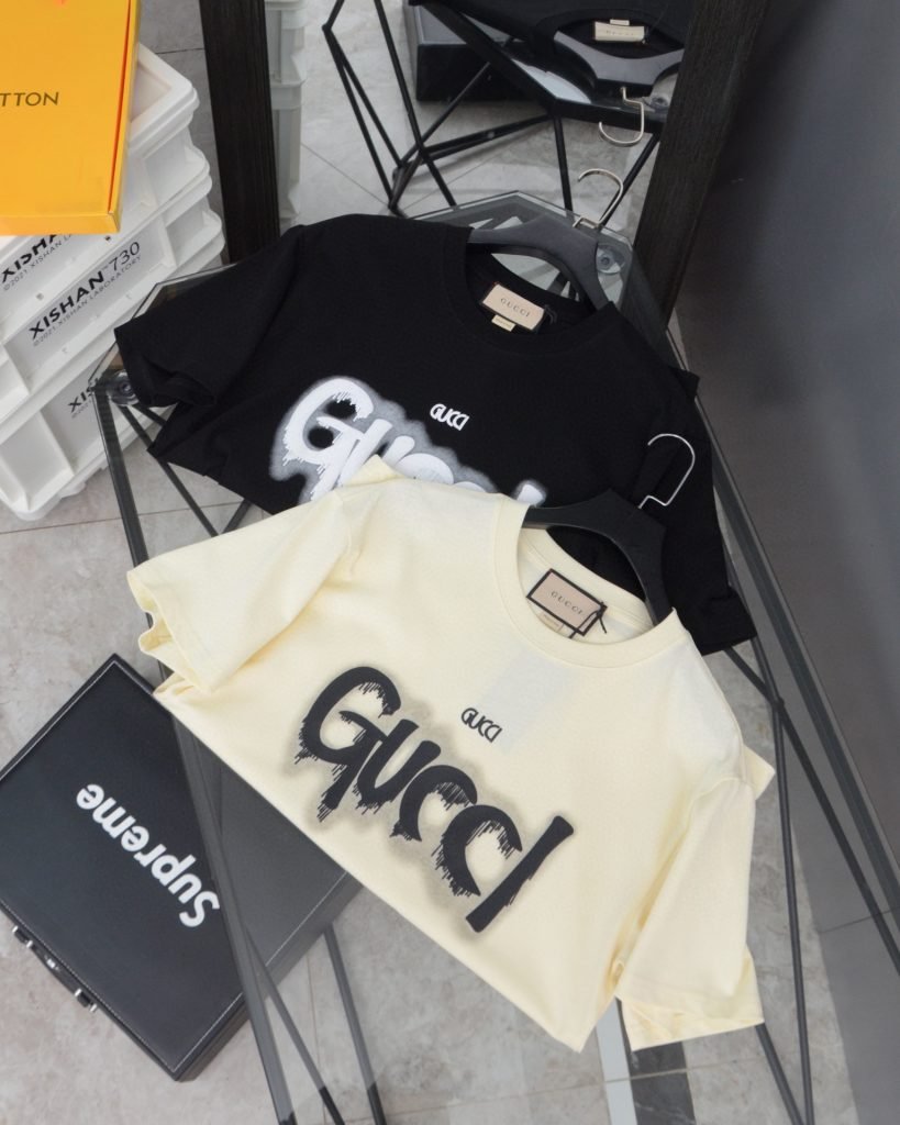 Gucci（グッチ） 芸能人コピー 新作落書きアルファベットロゴラウンドネック半袖Tシャツ 激安通販