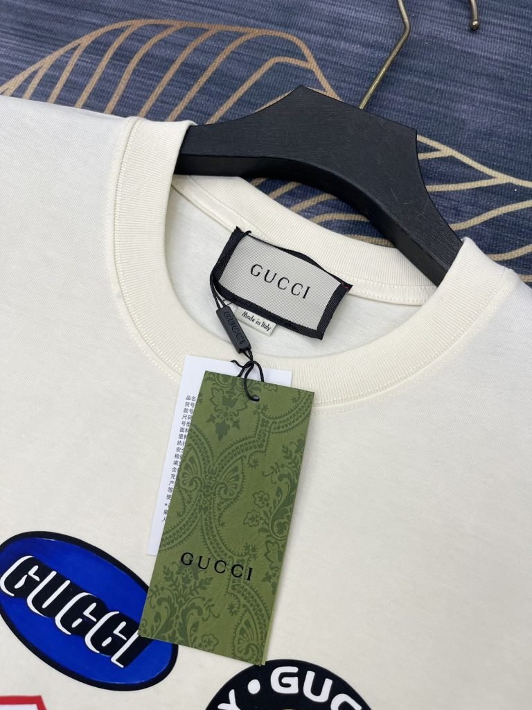 Gucci（グッチ）  2024春夏新作 スーパーコピー カラーロゴプリントラウンドネック半袖Tシャツ  激安販売