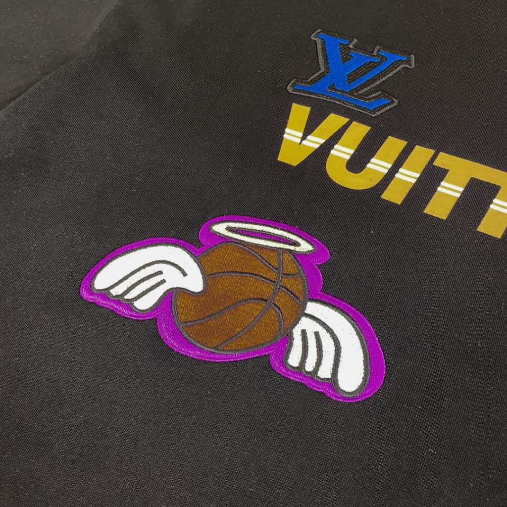 LOUIS VUITTON（ルイヴィトン） スーパーコピー  刺繍バスケットボール柄アルファベット半袖Tシャツ 激安通販