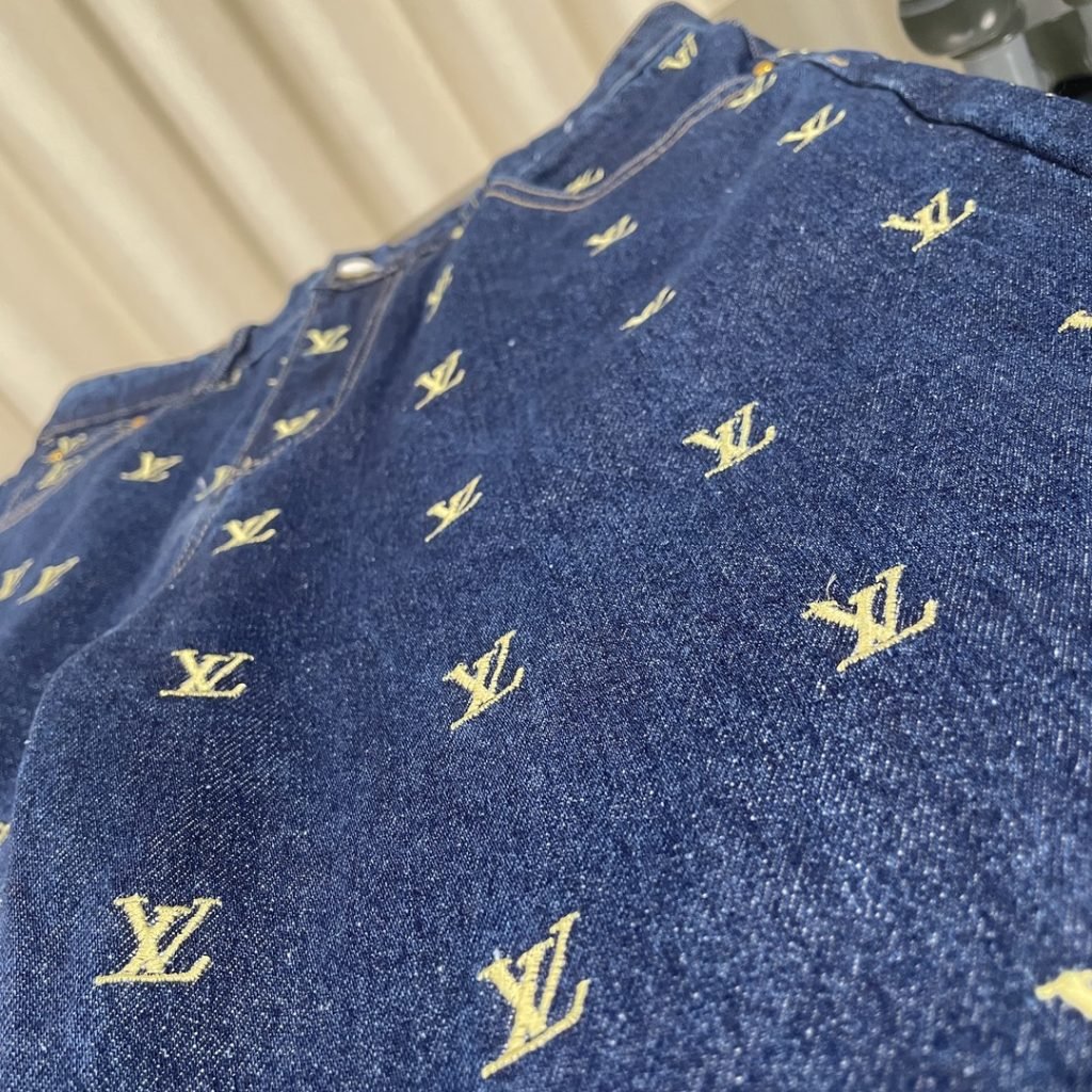 LOUIS VUITTON（ルイヴィトン） n級品  芸能人 ラメ刺繍全面プリントLVデニムショートパンツ