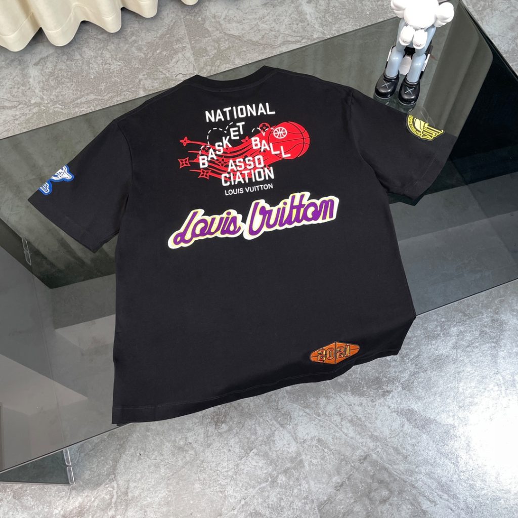 LOUIS VUITTON（ルイヴィトン） スーパーコピー  刺繍バスケットボール柄アルファベット半袖Tシャツ 激安通販