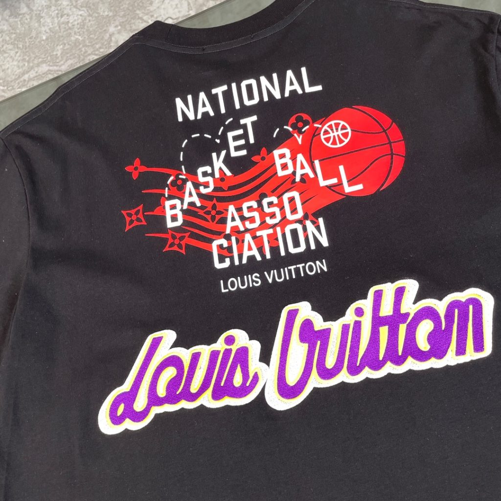 LOUIS VUITTON（ルイヴィトン） スーパーコピー  刺繍バスケットボール柄アルファベット半袖Tシャツ 激安通販