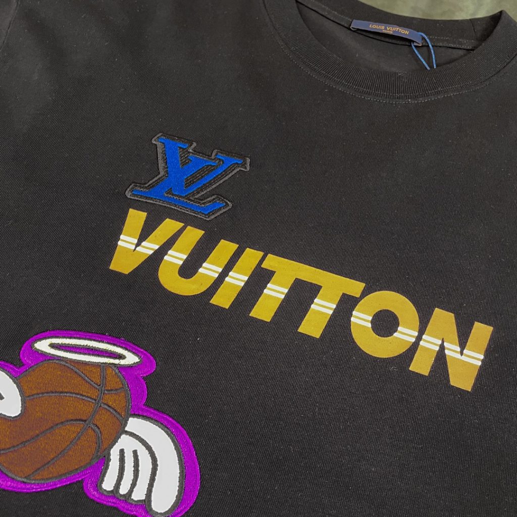 LOUIS VUITTON（ルイヴィトン） スーパーコピー  刺繍バスケットボール柄アルファベット半袖Tシャツ 激安通販