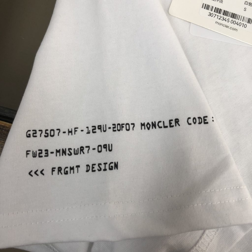 モンクレール 偽物  入手困難 快適で通気性が良いアルファベットプリントカジュアルTシャツ