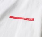 PRADA(プラダ) 定番 スーパーコピー オシャレレッドオフセットカジュアルTシャツ 激安通販