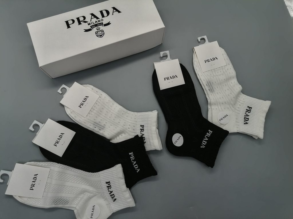 PRADA (プラダ)スーパーコピー   すかし彫り超薄女性用靴下 包装付き【一箱五足】高品質