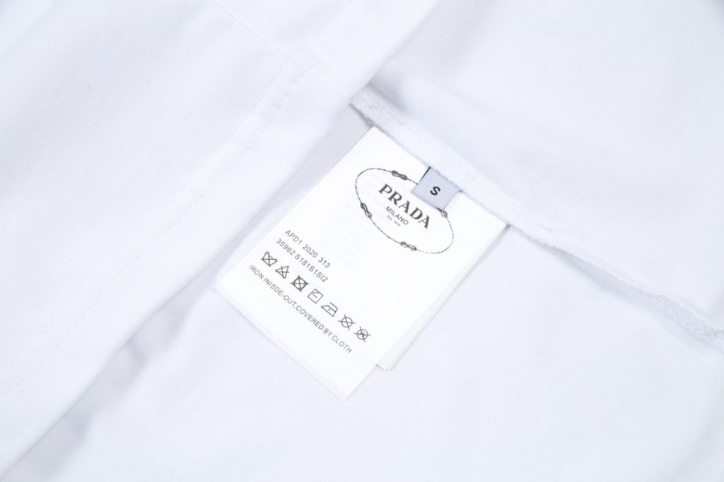 PRADA(プラダ )  スーパーコピー  アルファベット刺繍 グラフィティ おしゃれカジュアルTシャツ