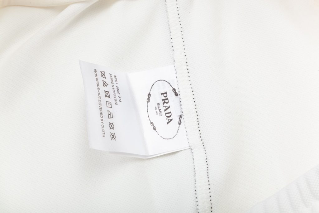 PRADA(プラダ ) 入手困難 コピー ロゴエンブレムプリントハーフパンツ 激安通販