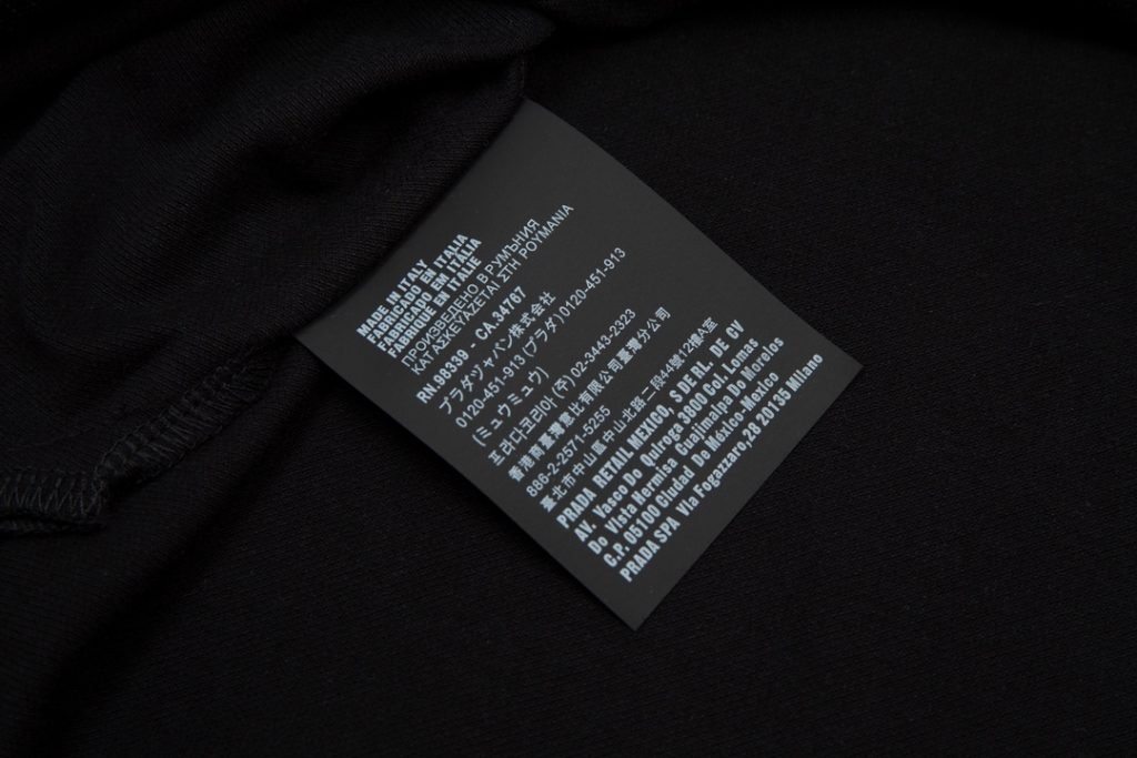 PRADA(プラダ ) 2024春夏新作ニットストレッチの折り襟Tシャツです