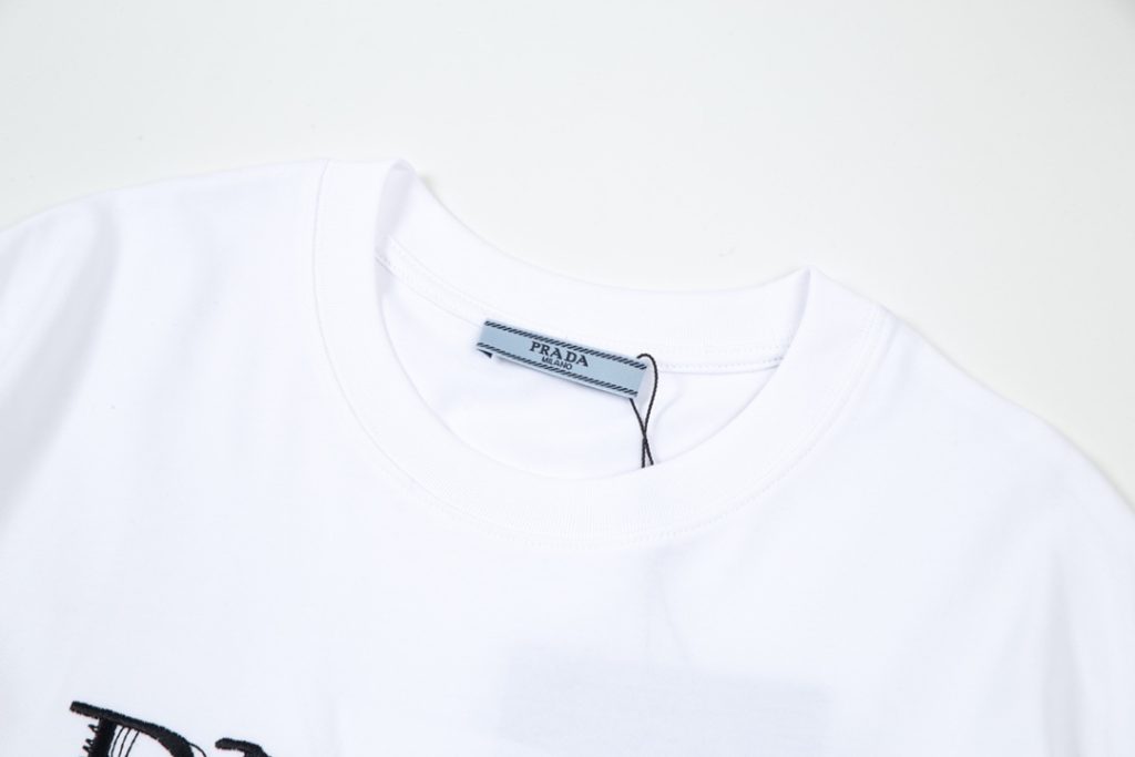 PRADA(プラダ )  スーパーコピー  アルファベット刺繍 グラフィティ おしゃれカジュアルTシャツ