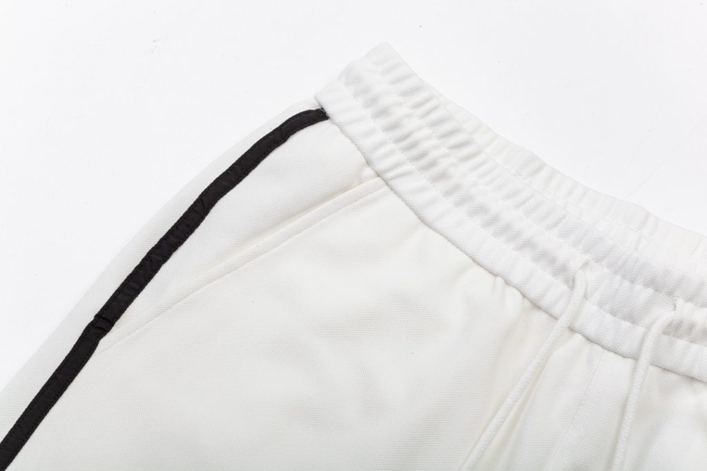 PRADA(プラダ ) 入手困難 コピー ロゴエンブレムプリントハーフパンツ 激安通販