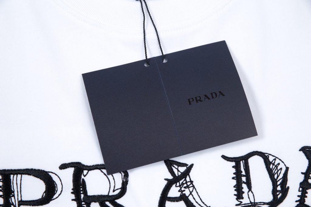 PRADA(プラダ )  スーパーコピー  アルファベット刺繍 グラフィティ おしゃれカジュアルTシャツ
