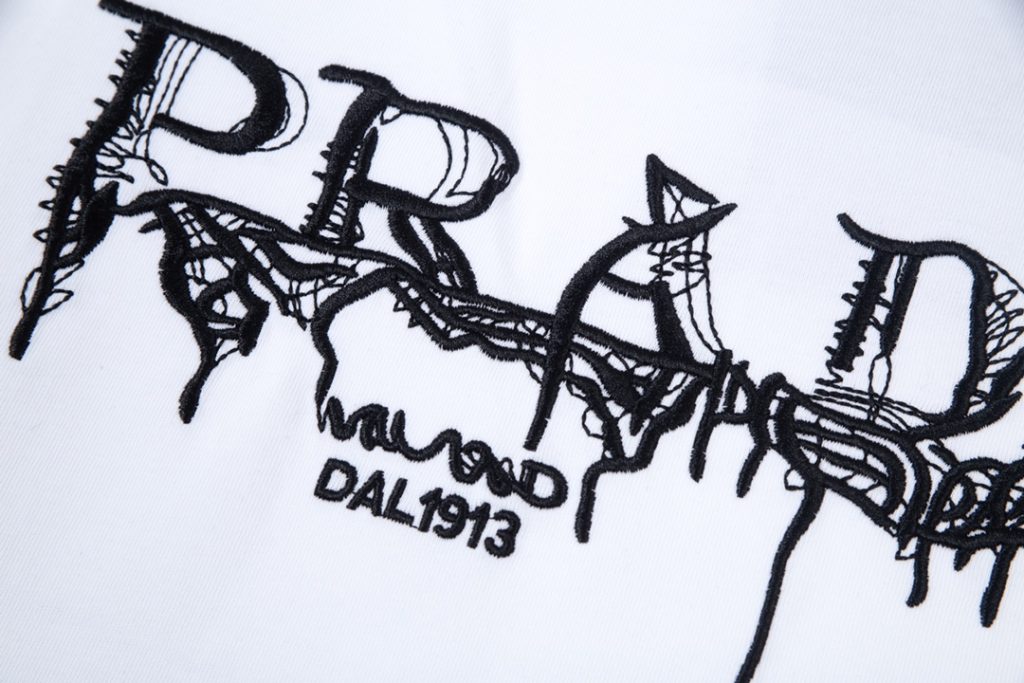 PRADA(プラダ )  スーパーコピー  アルファベット刺繍 グラフィティ おしゃれカジュアルTシャツ