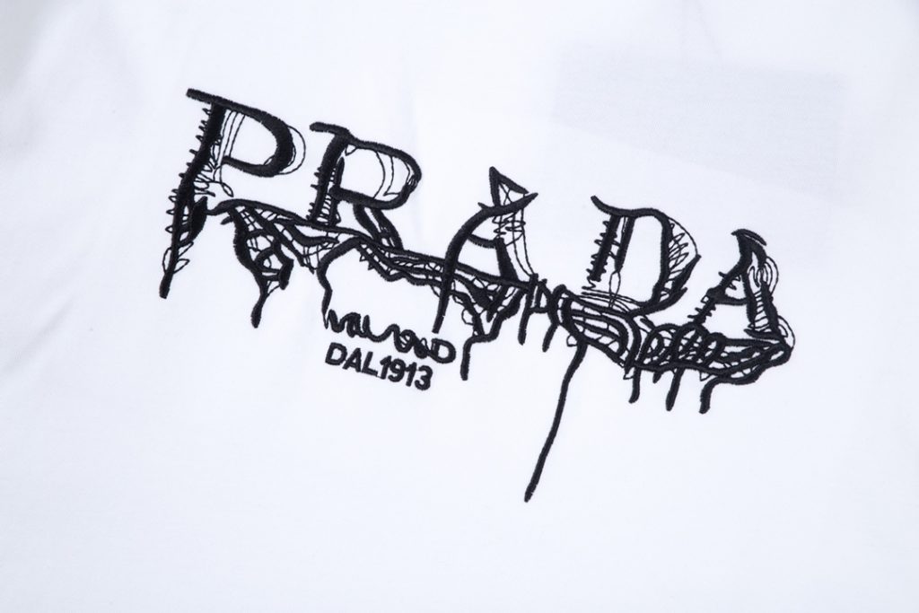 PRADA(プラダ )  スーパーコピー  アルファベット刺繍 グラフィティ おしゃれカジュアルTシャツ