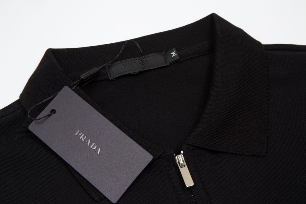 PRADA(プラダ ) 2024春夏新作ニットストレッチの折り襟Tシャツです