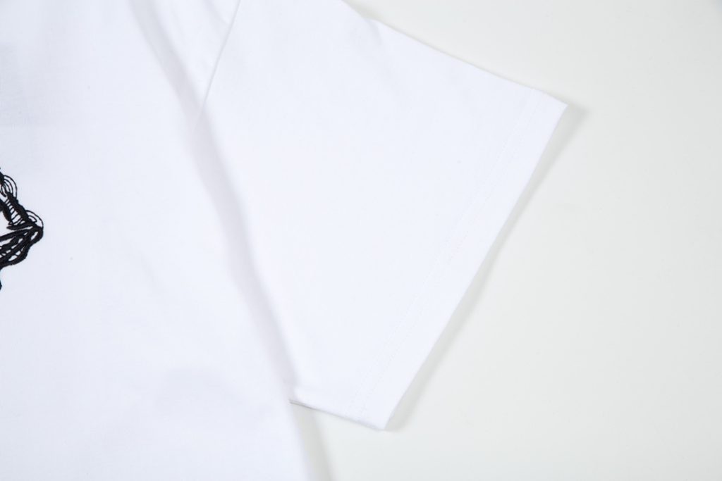 PRADA(プラダ )  スーパーコピー  アルファベット刺繍 グラフィティ おしゃれカジュアルTシャツ