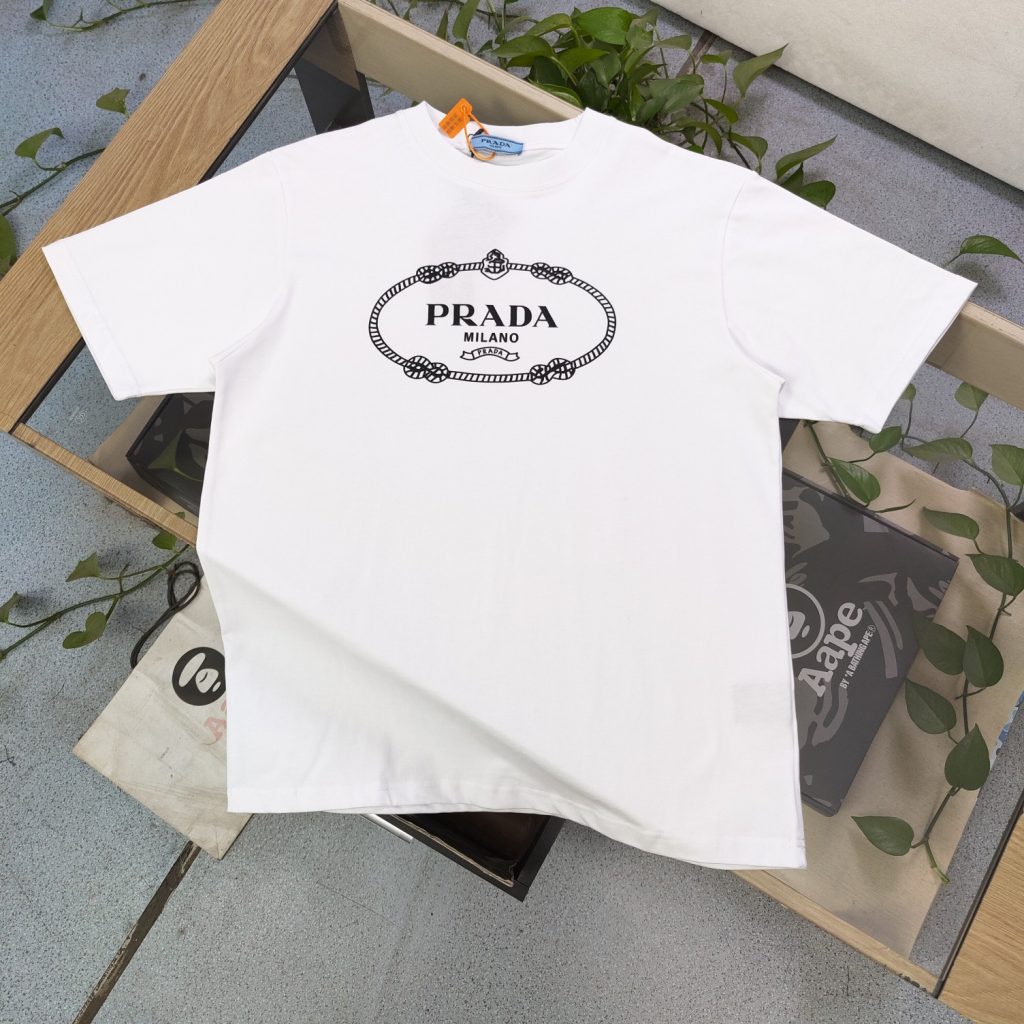 PRADA(プラダ)    業界最高い品質   アイキャッチ コピー  アルファベットロゴプリント半袖Tシャツ