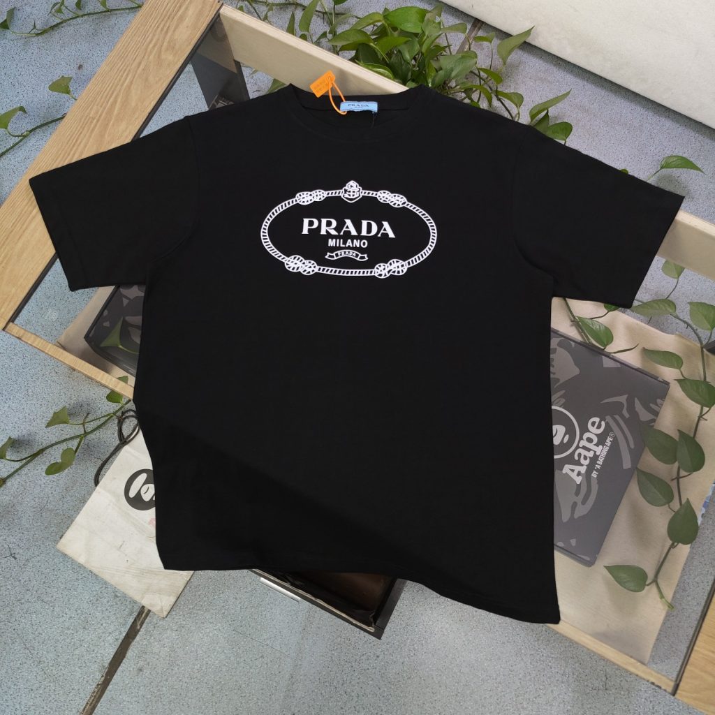 PRADA(プラダ)    業界最高い品質   アイキャッチ コピー  アルファベットロゴプリント半袖Tシャツ