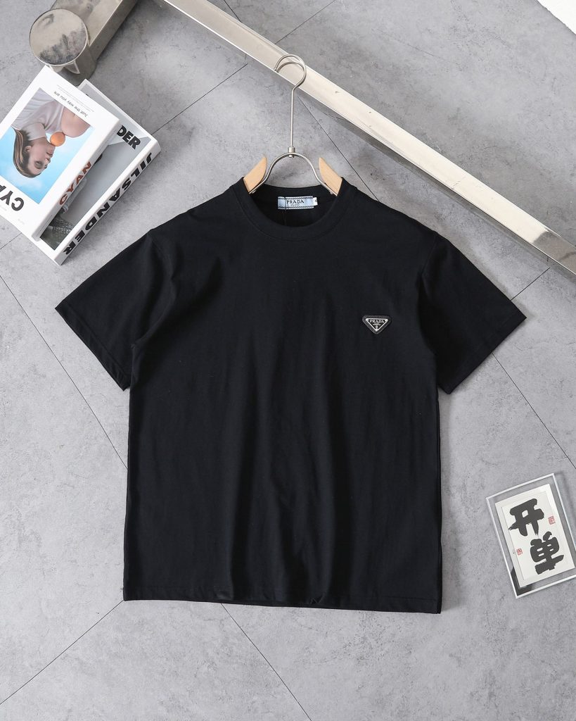 PRADA(プラダ)  入手困難  コピー  定番ベーシックタイプカジュアル半袖Tシャツ