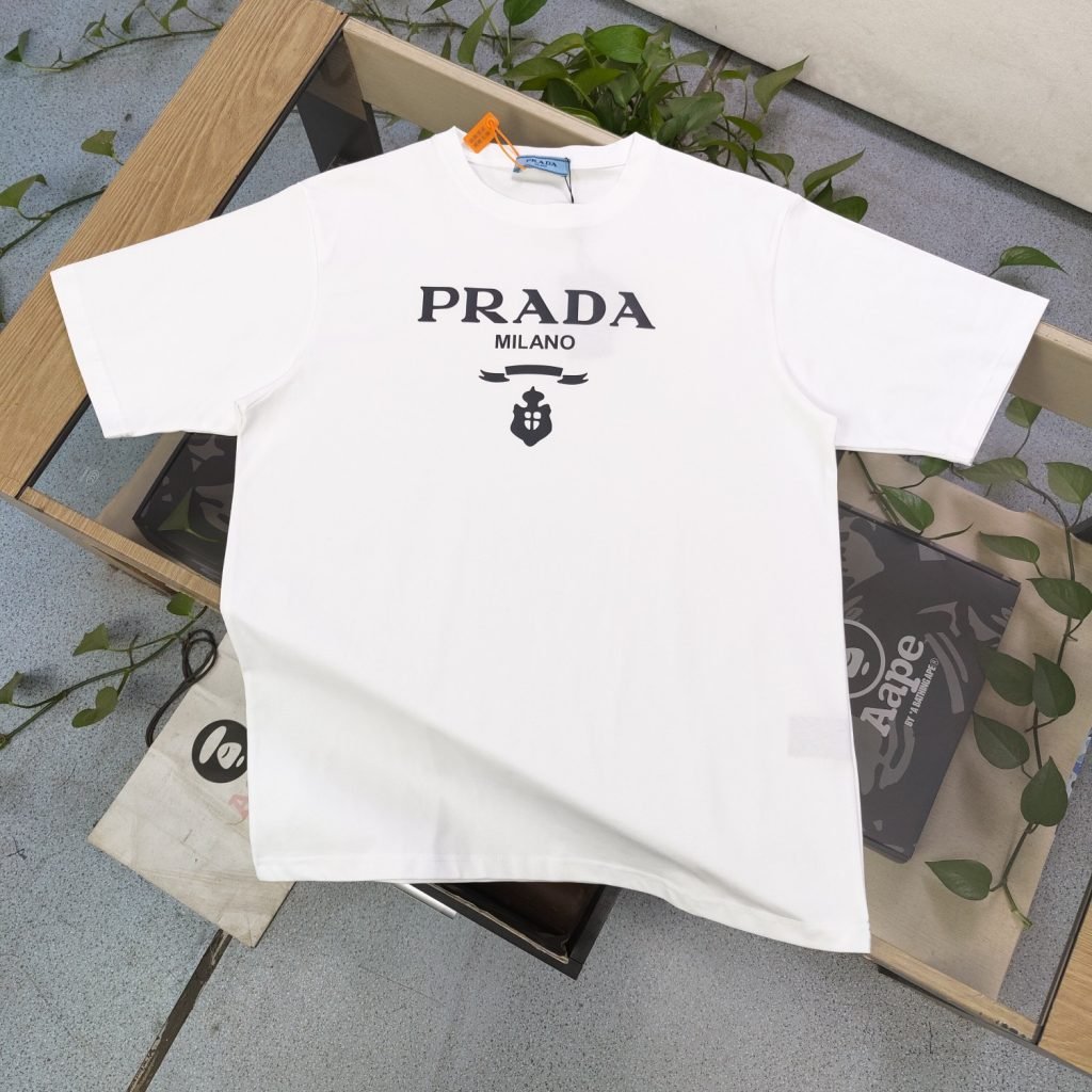 PRADA(プラダ) 入手困難 コピー 定番シンプルなアルファベット柄ロゴプリントカジュアルTシャツ