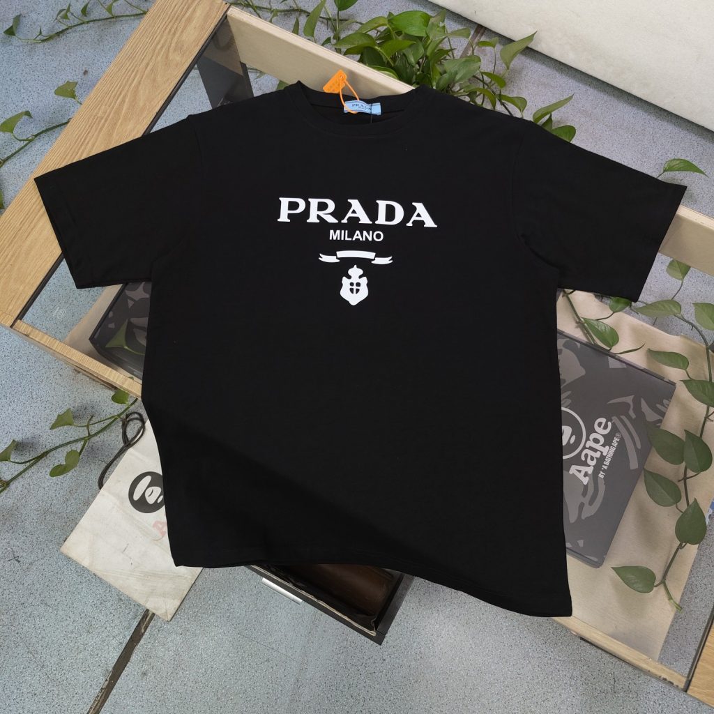 PRADA(プラダ) 入手困難 コピー 定番シンプルなアルファベット柄ロゴプリントカジュアルTシャツ|スーパーコピーn級優良店 3 PRADA(プラダ) 入手困難 コピー 定番シンプルなアルファベット柄ロゴプリントカジュアルTシャツ